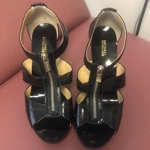 Black pumps